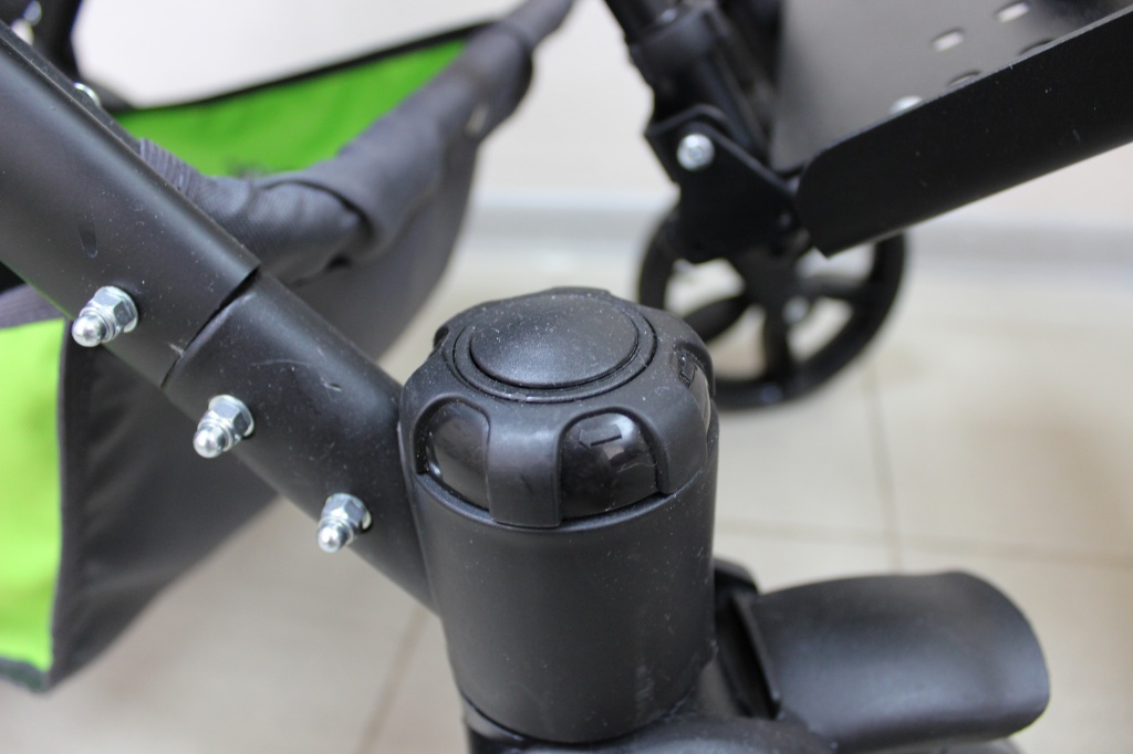 коляска для детей дцп junior_фиксация поворотного колеса.JPG